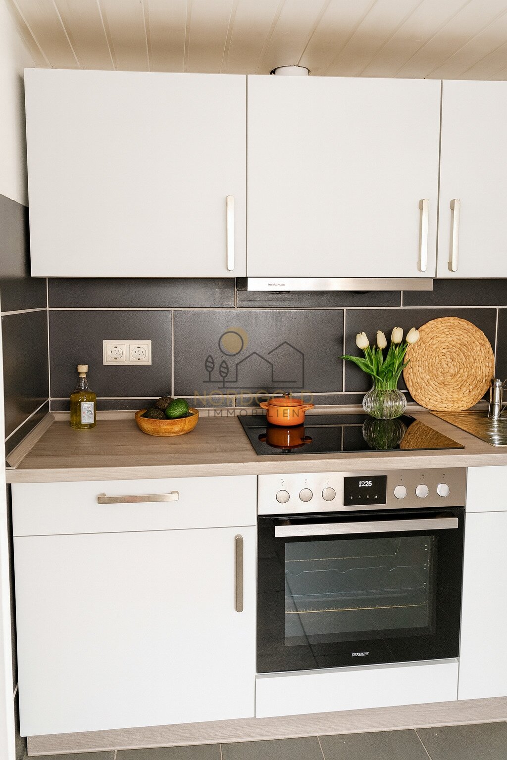 VERMITTELT-Kernsanierte großzügige Wohnung mit schönem Garten