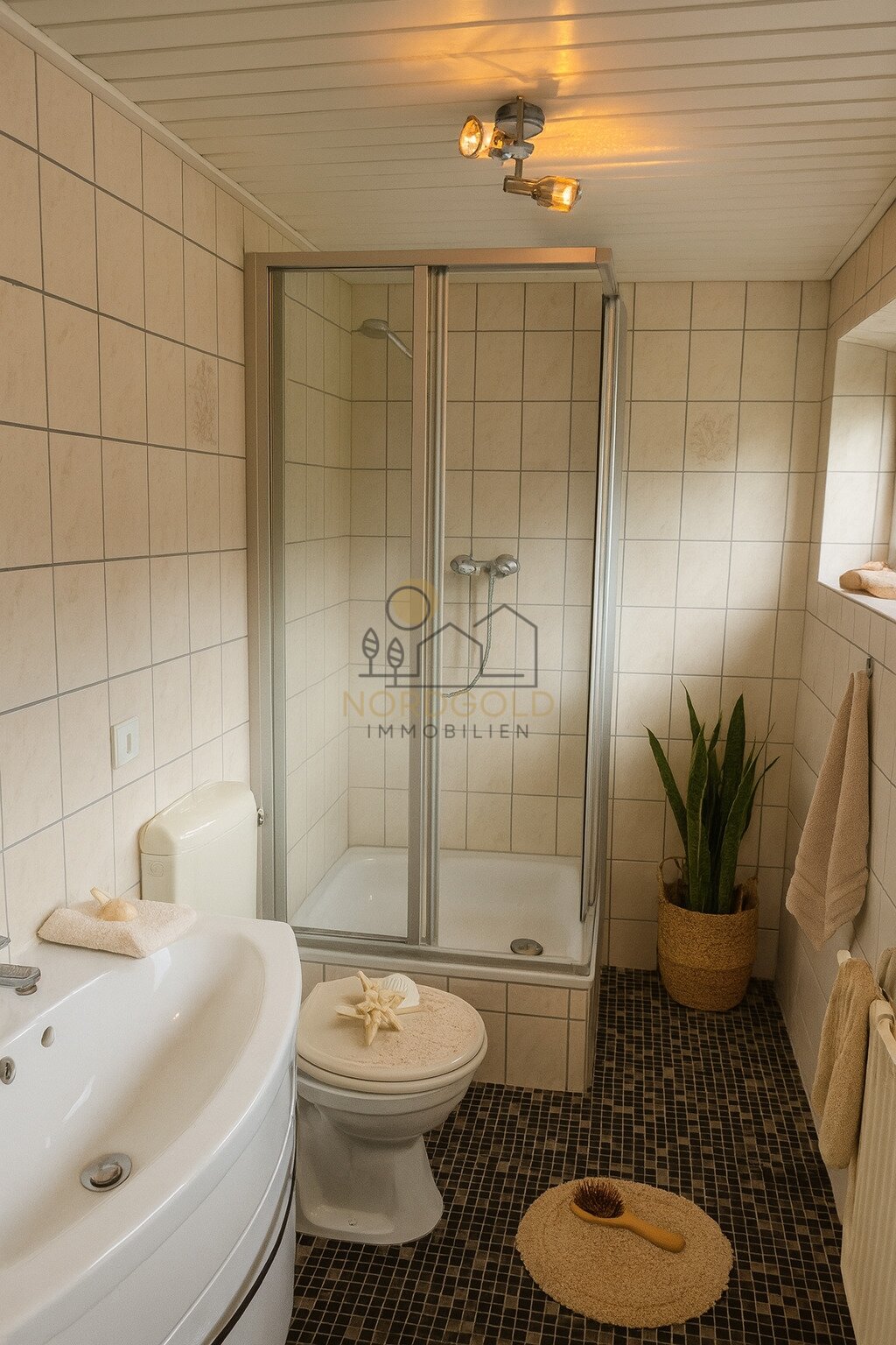 VERMITTELT-Kernsanierte großzügige Wohnung mit schönem Garten