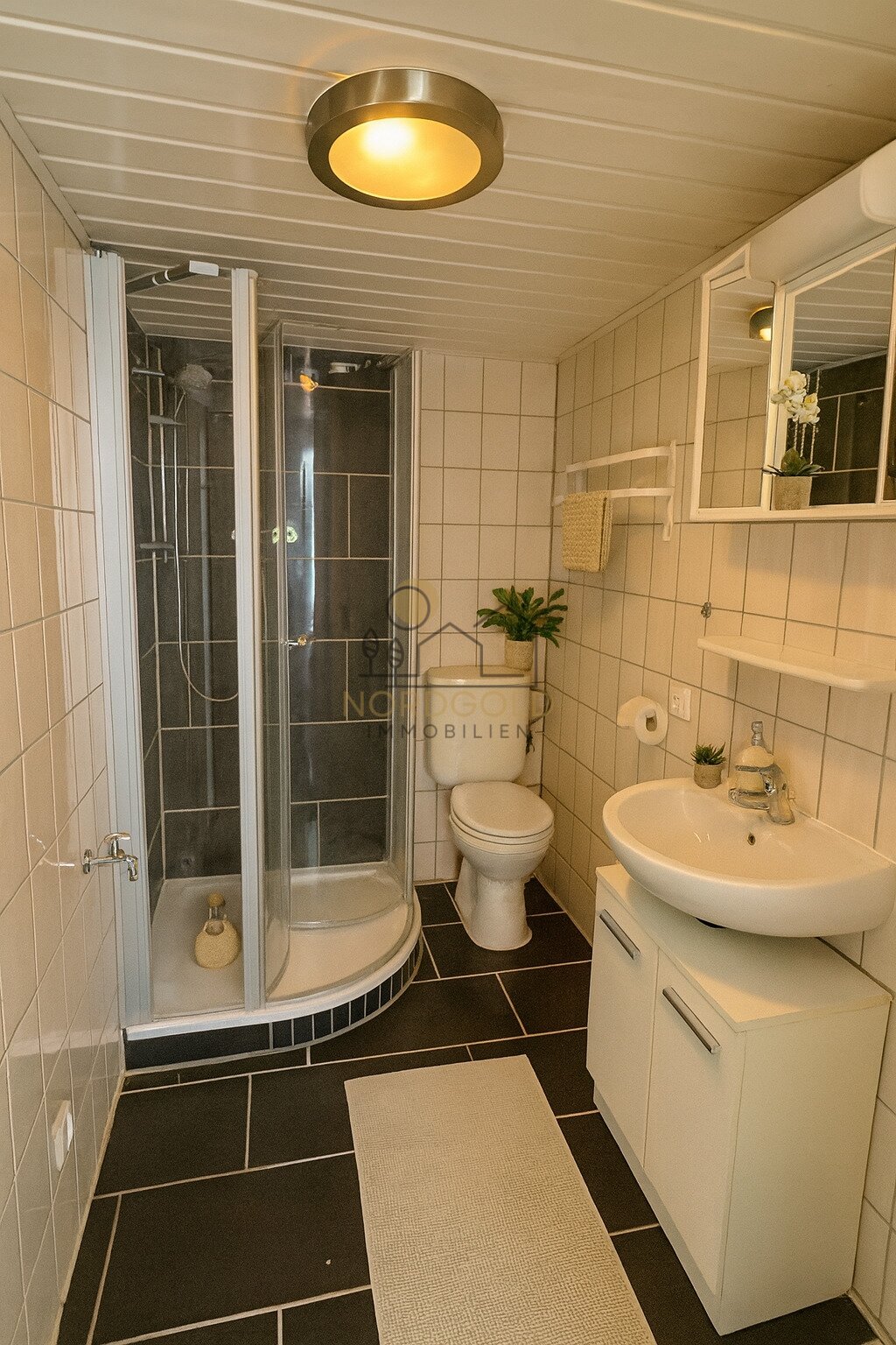 VERMITTELT-Kernsanierte großzügige Wohnung mit schönem Garten