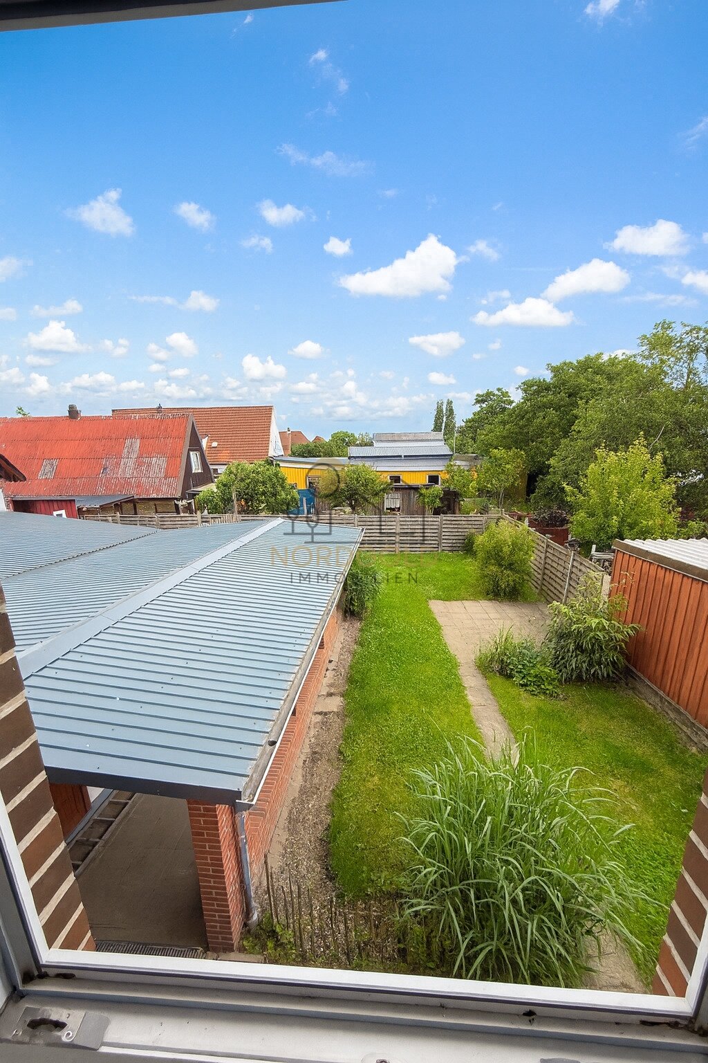 VERMITTELT-Kernsanierte großzügige Wohnung mit schönem Garten