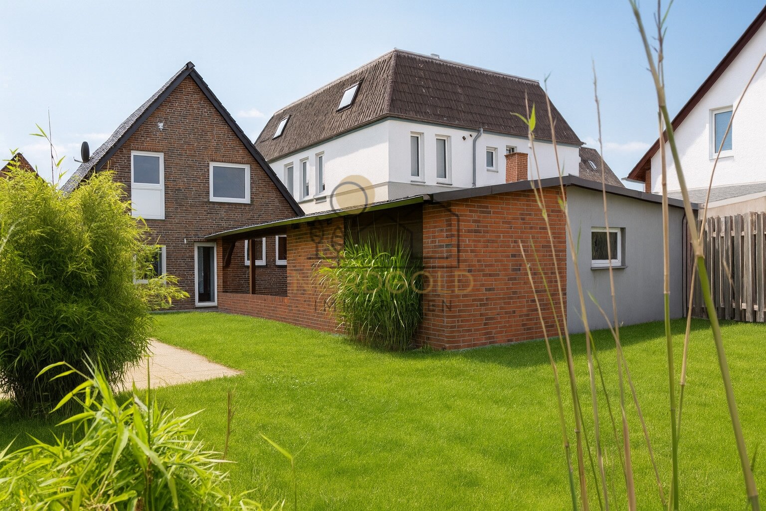 VERMITTELT-Kernsanierte großzügige Wohnung mit schönem Garten