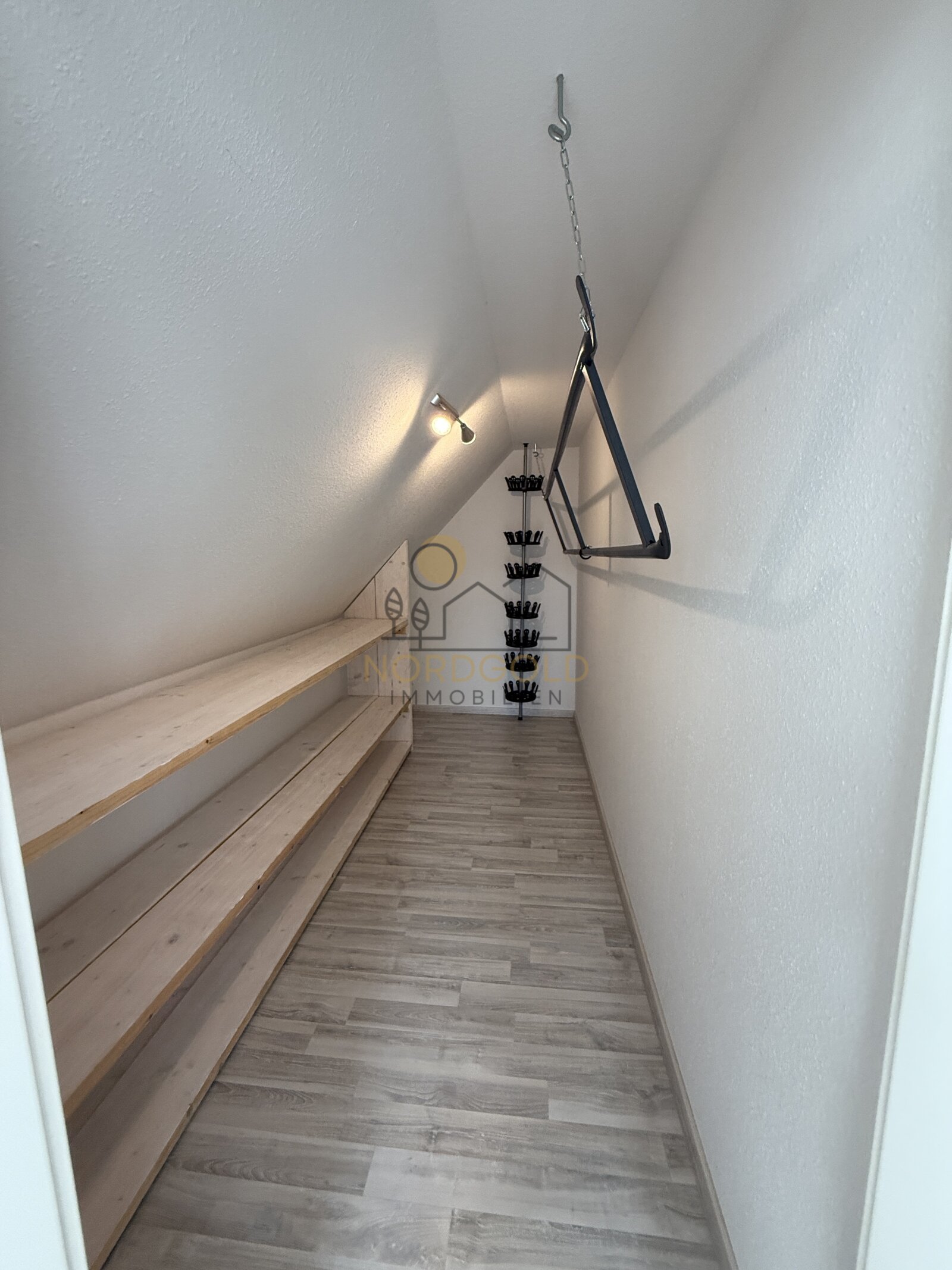VERMITTELT-Kernsanierte großzügige Wohnung mit schönem Garten
