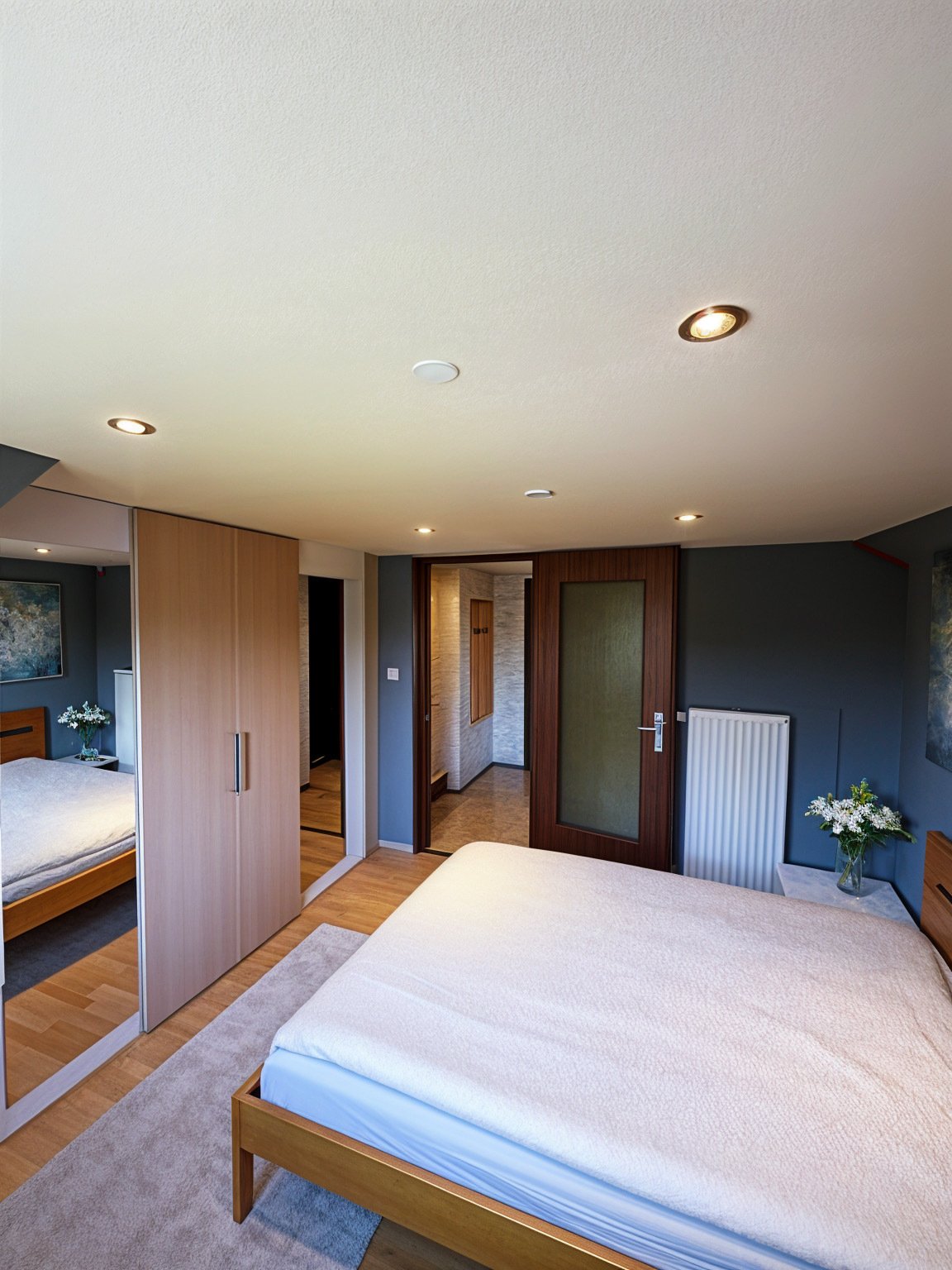 Freundliches Schlafzimmer mit Laminatboden und Tageslicht