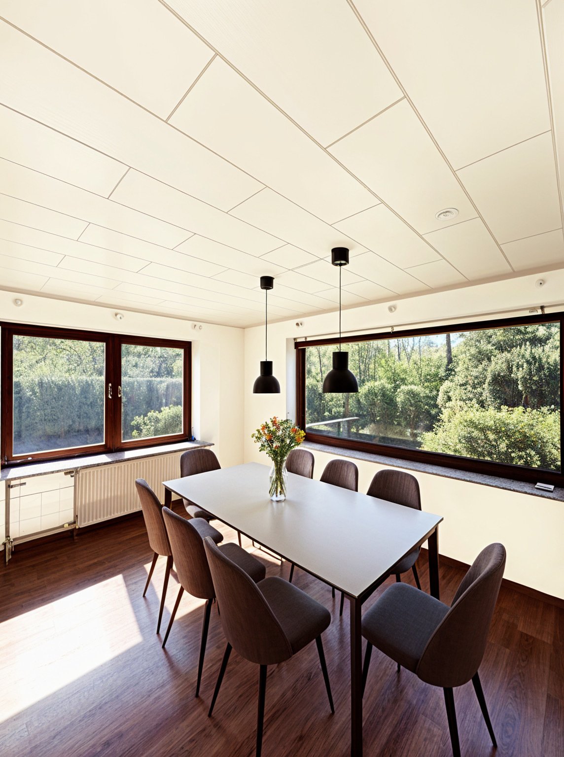 Großer, lichtdurchfluteter Essbereich mit Blick ins Grüne