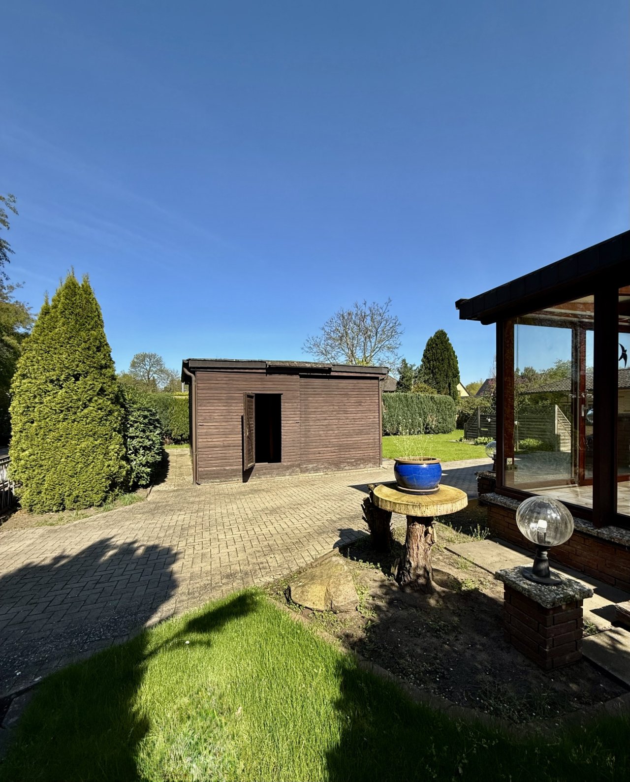 Gartenansicht mit Blick auf den praktischen Geräteschuppen
