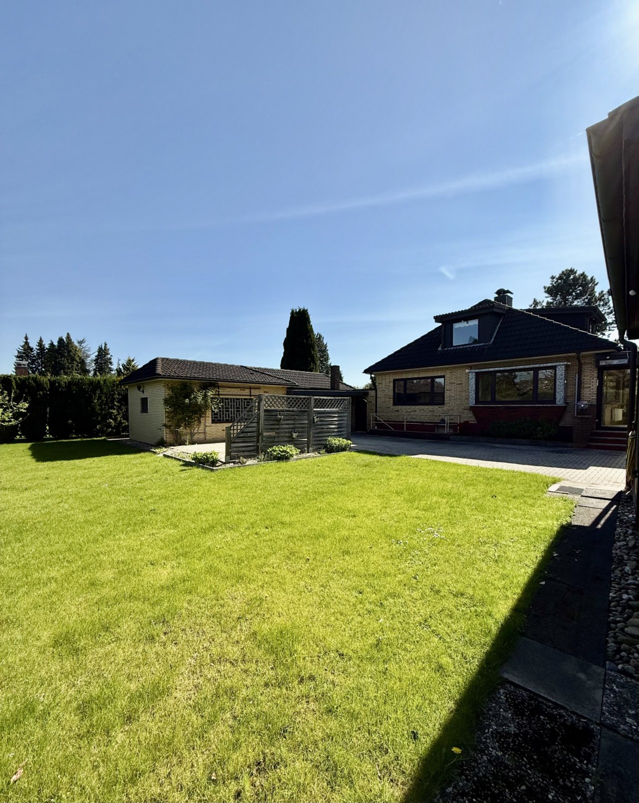 Ansprechender Gartenbereich mit viel Platz zum Entspannen oder Gärtnern