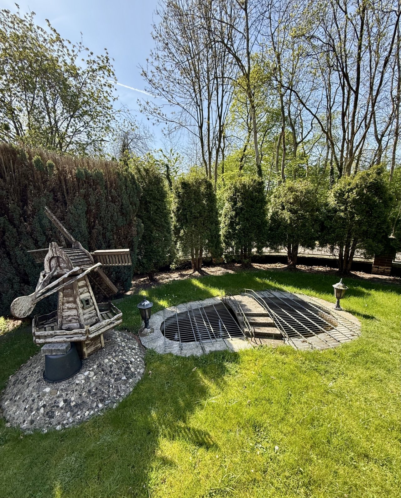 Gepflegter Garten mit Brunnen 