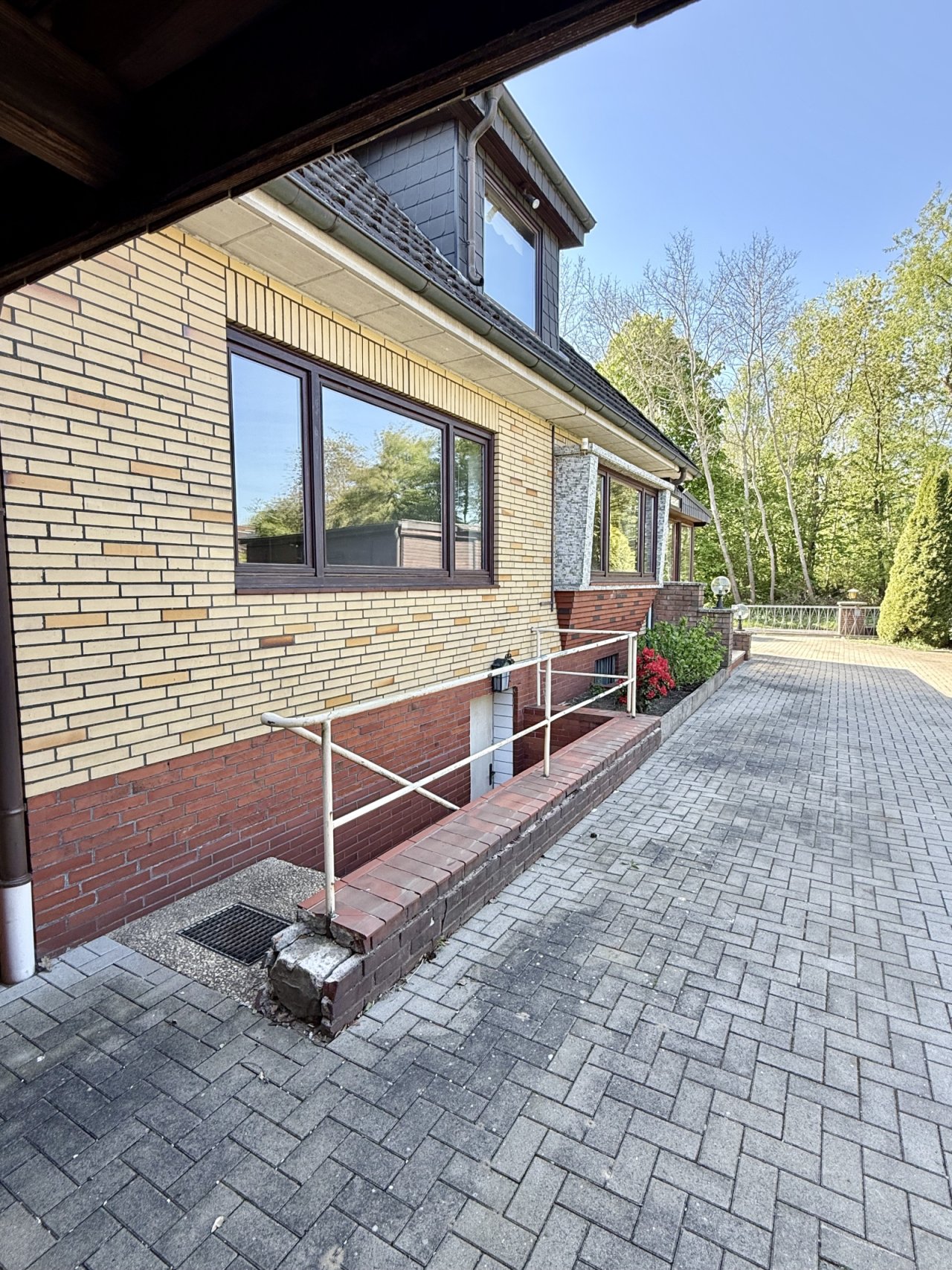 Einfahrtsbereich mit Abgang zum Keller