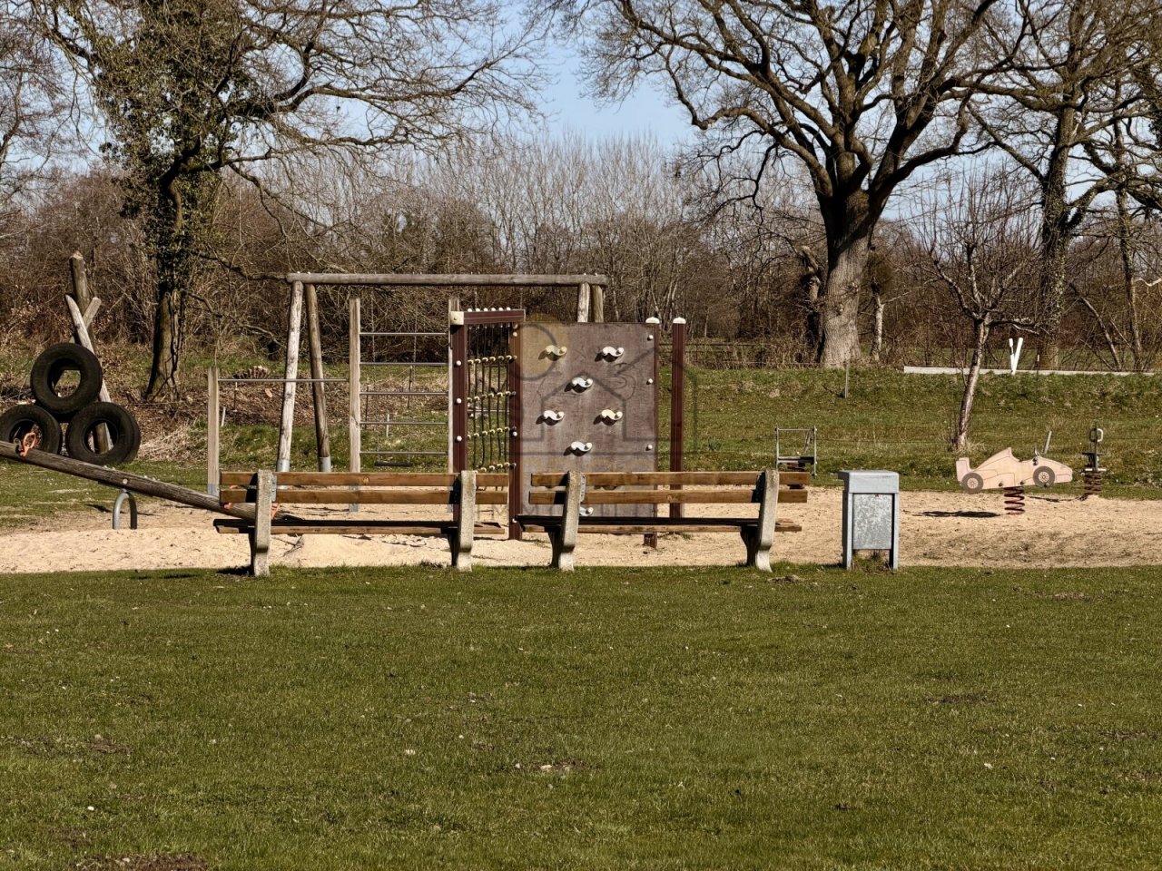 Spielplatz im Dorf 1