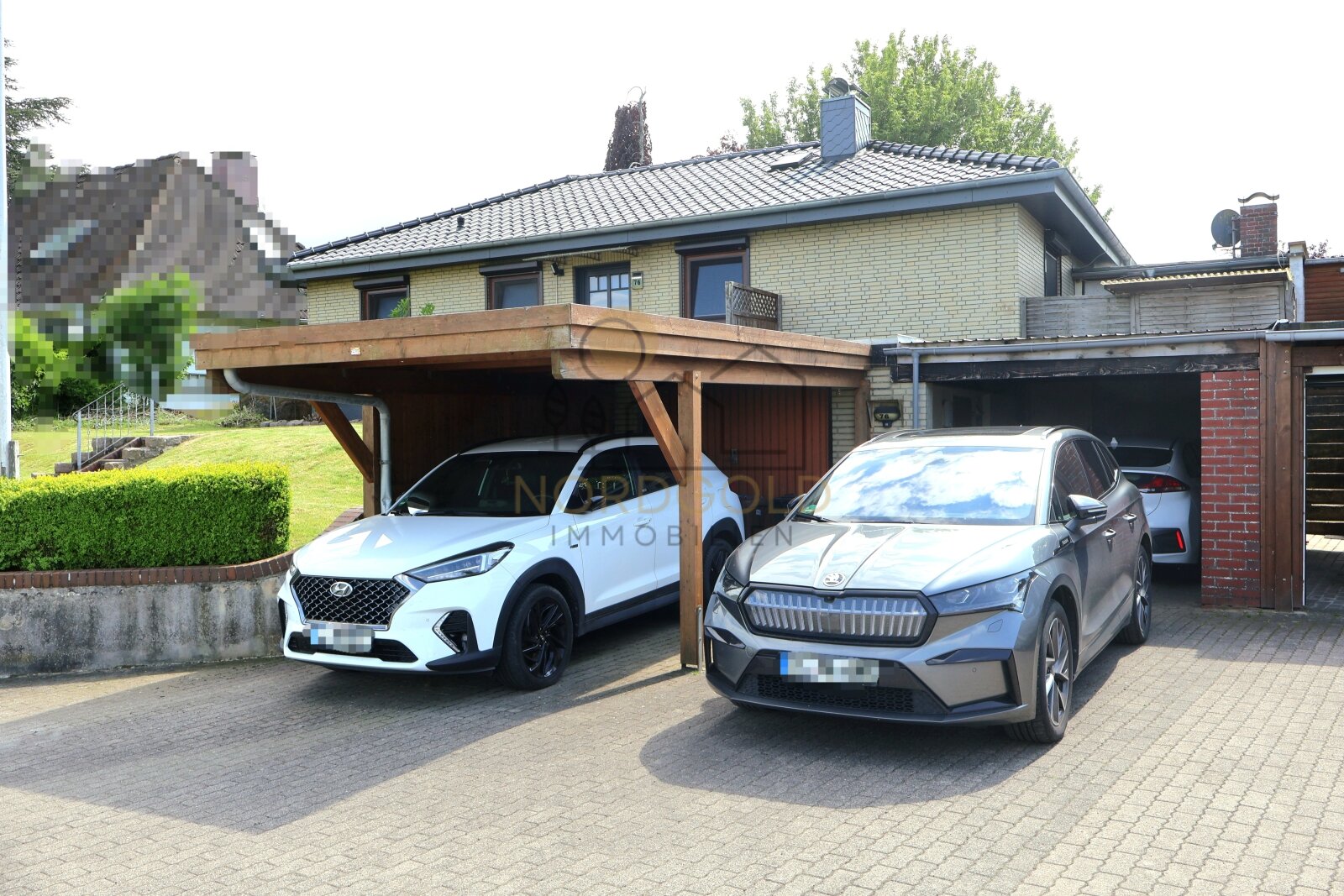 Carport und Garage