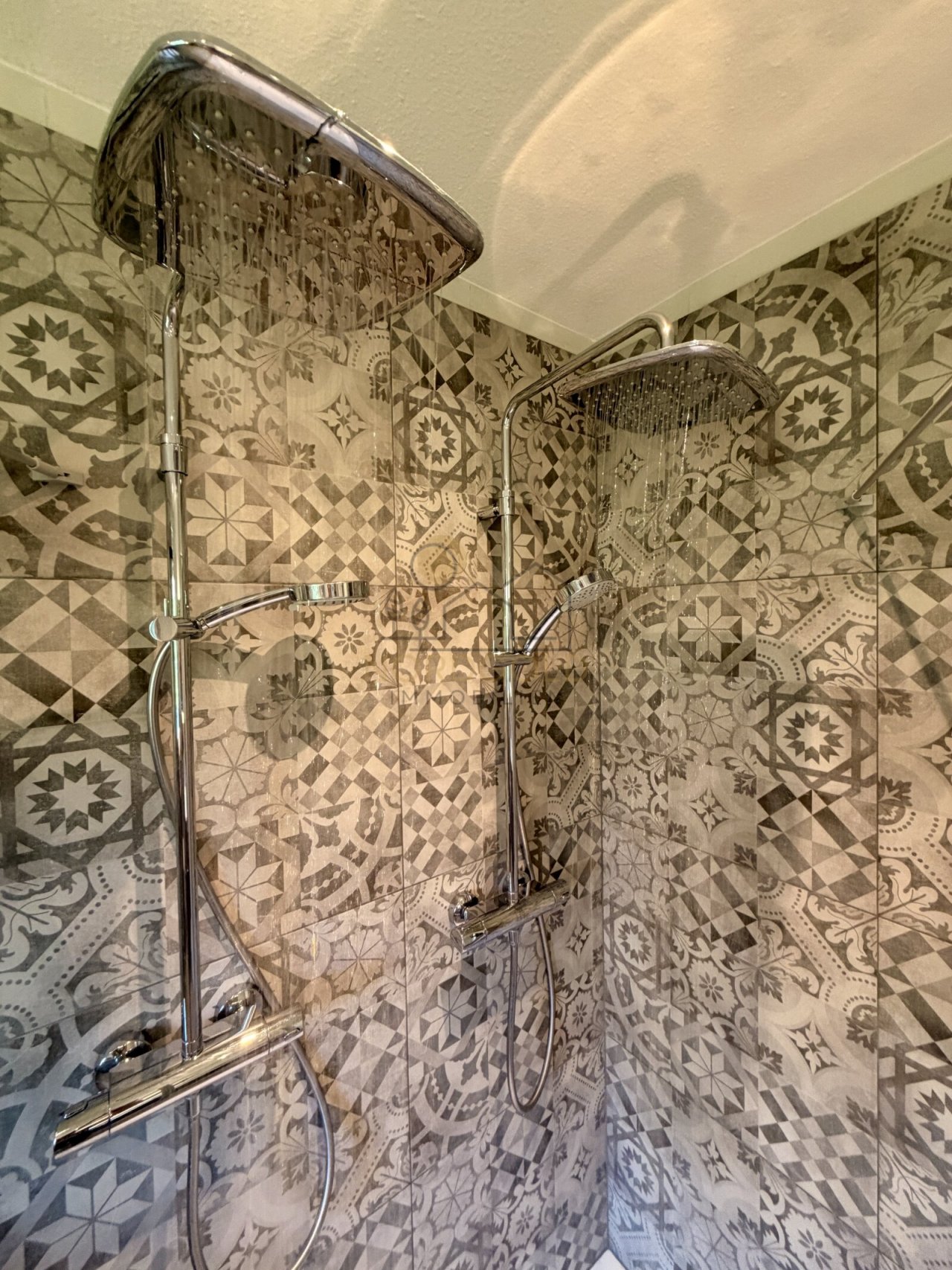 Doppel-Regen-Dusche Bad EG Doppel-Regen-Dusche Bad EG