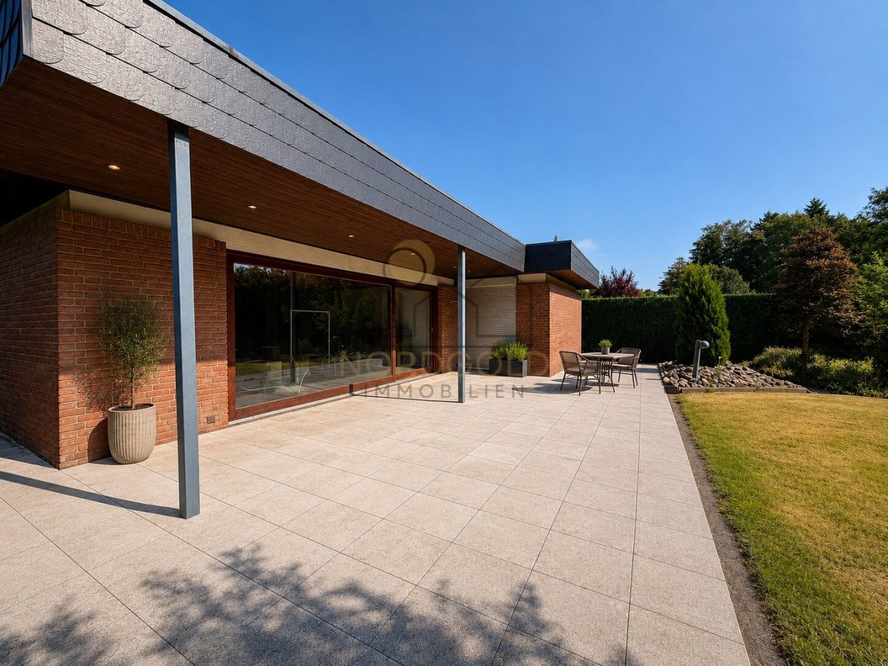 Sonnige große Terrasse - KI Inhalt Sonnige große Terrasse - KI Inhalt