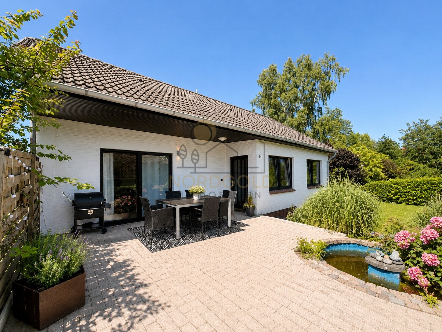 Eingang und sonnige Terrasse Eingang und sonnige Terrasse